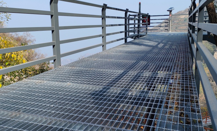Corrosion-Resistant Steel Grating Ideal for Outdoor Projects