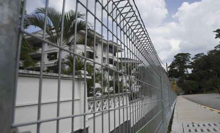 BRC Fence Manufacturer | OEM Roll Top Fencing for Global Buyers