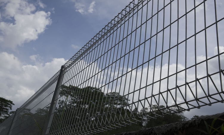 BRC Fence Manufacturer | OEM Roll Top Fencing for Global Buyers