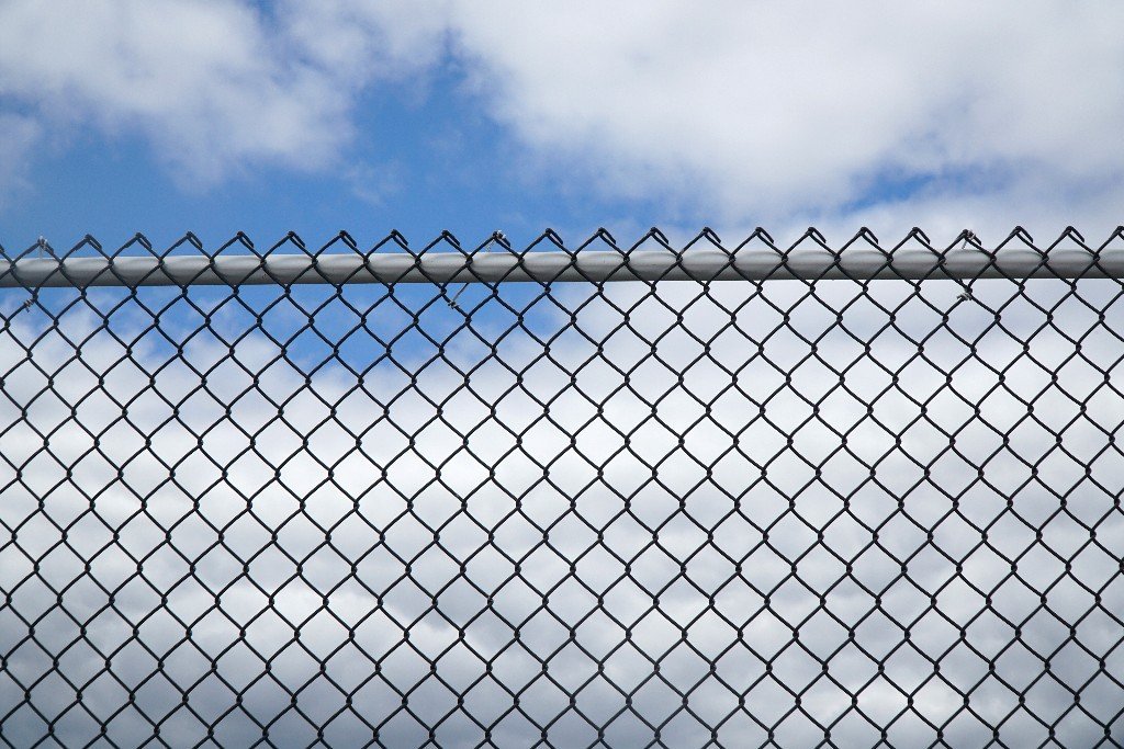 Chain Link Fence Manufacturer | OEM Galvanized Wire Mesh Fencing
